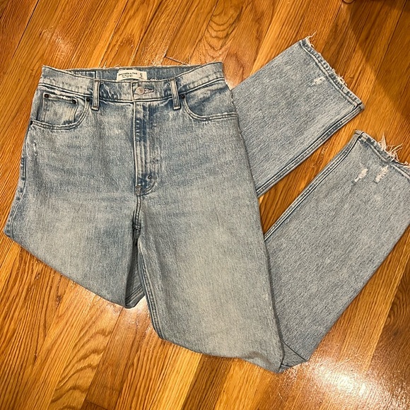 Abercrombie & Fitch Straight High Rise Jeans - Picture 4 of 7